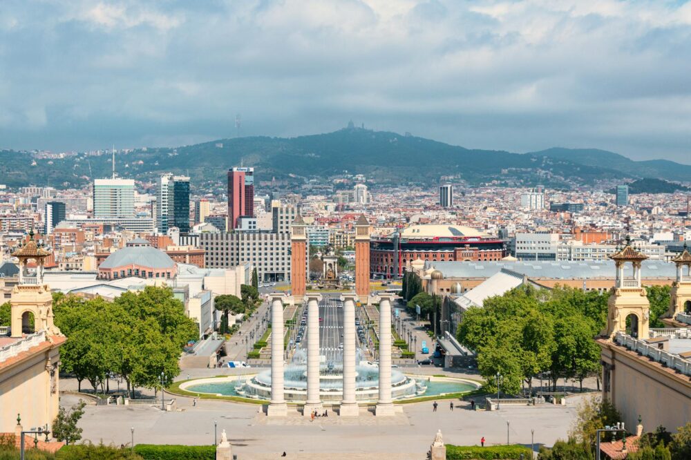 What are the best solo travel hotels in Barcelona near the beach?