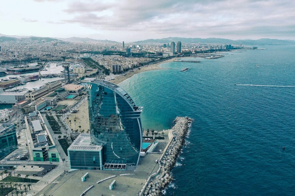 What are the best solo travel hotels in Barcelona with a dance class?