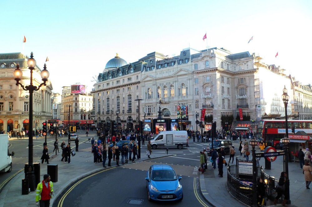 What are the best solo travel hotels in London for book lovers?