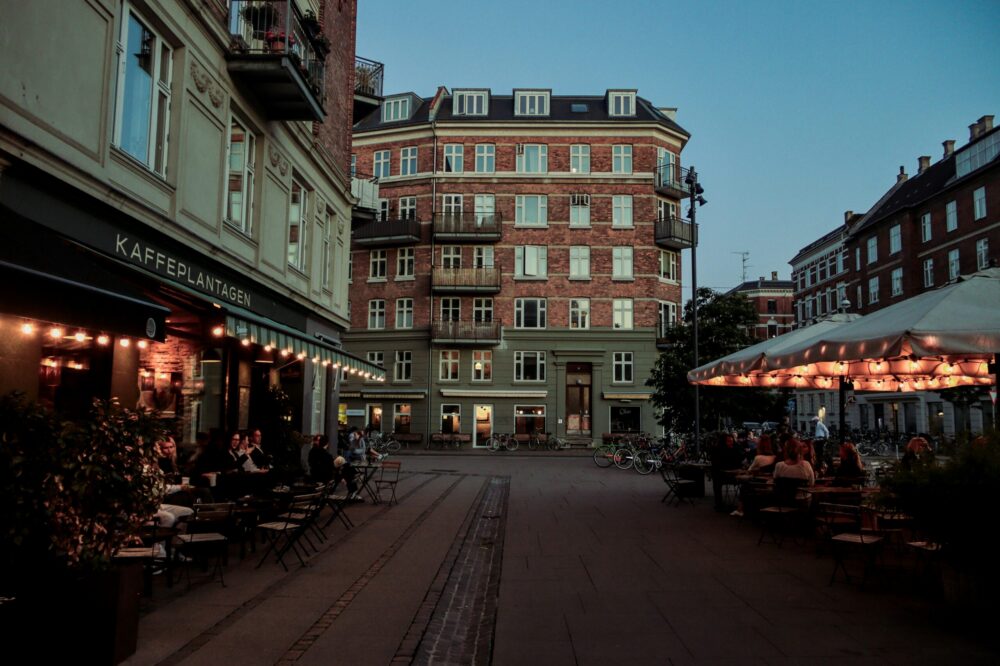 What are the best solo travel hotels in London for first-time visitors?