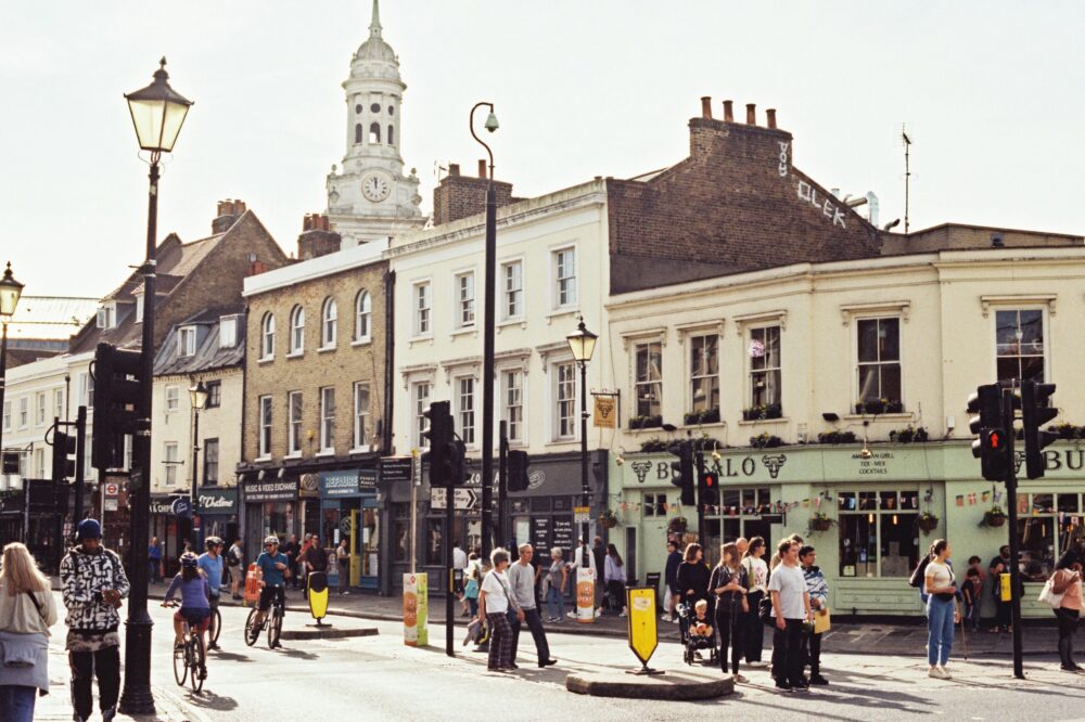 What are the best solo travel hotels in London with libraries?