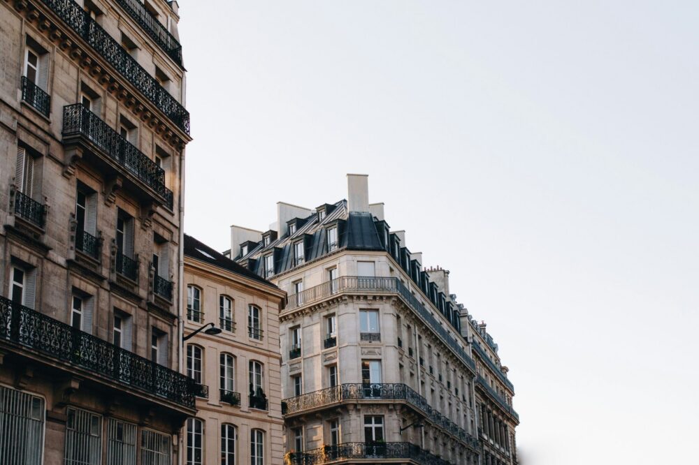 What are the best solo travel hotels in Paris for romantic getaways?