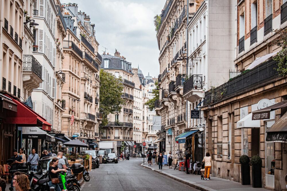 What are the best solo travel hotels in Paris near the Louvre?