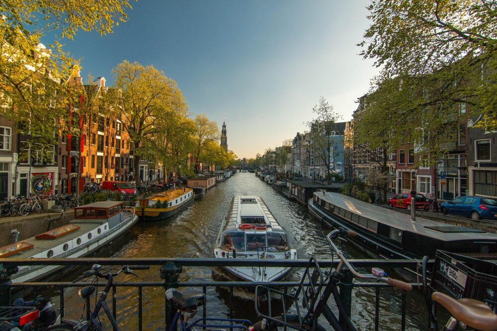 What are the best student bars in Amsterdam?