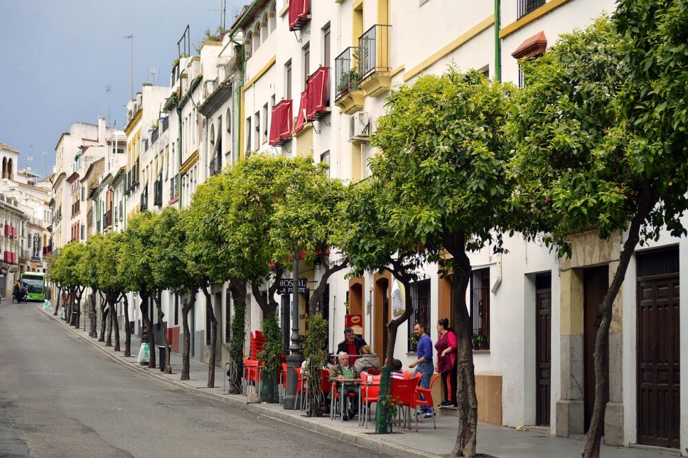 What are the cheapest hotels in Toulouse with a bar?