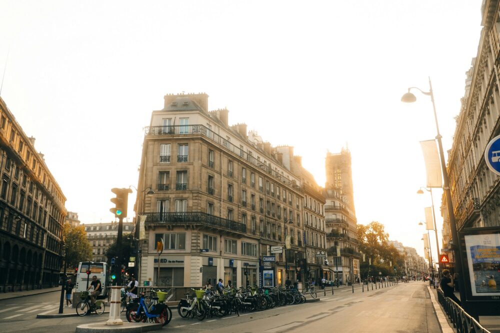 What are the coffee shops with free Wi-Fi in Paris?