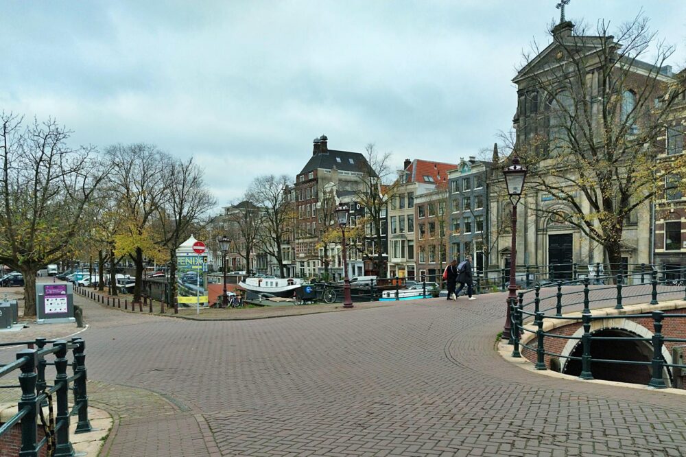 What are the cultural activities for students in Amsterdam?