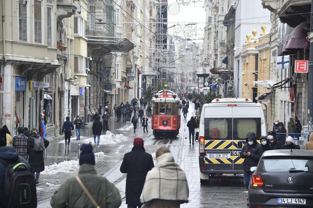What are the cultural activities near Istanbul universities?