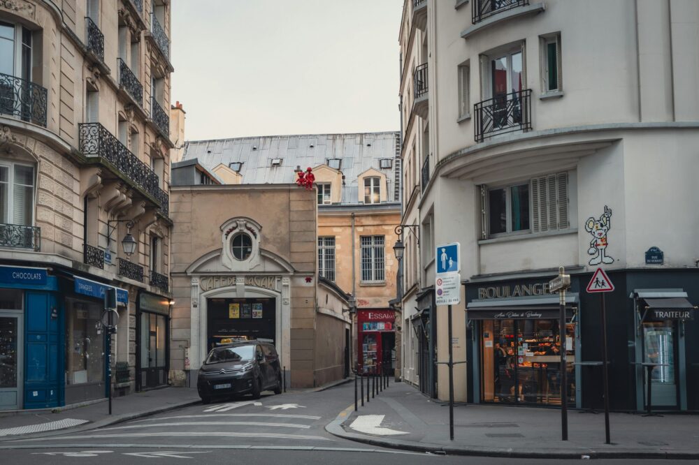 What are the cultural etiquettes in France?