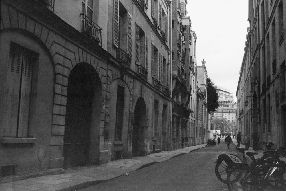 What are the deadlines for applications to Paris universities?