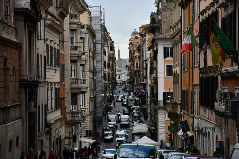 What are the emergency numbers in Italy?