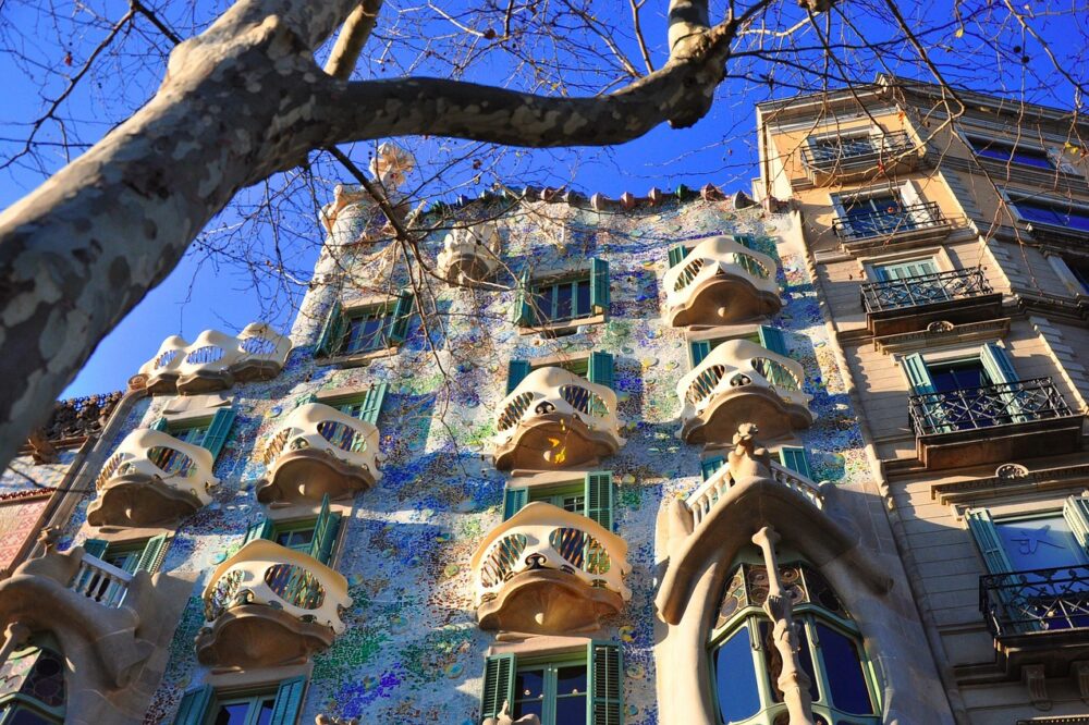 What are the English-taught master's programs at Universitat Autònoma de Barcelona?