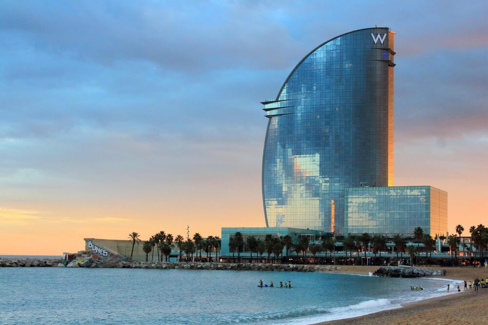 What are the health insurance requirements for international students in Barcelona?