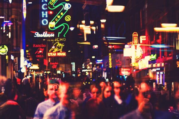 What are the internship opportunities for students in Amsterdam?