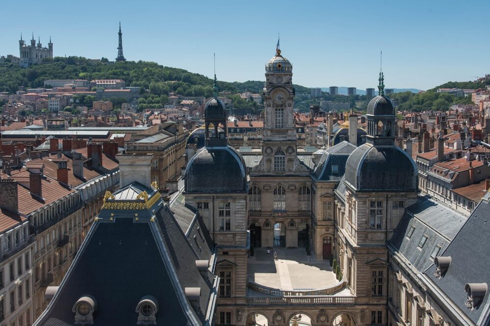 What are the internship opportunities for students in Lyon?