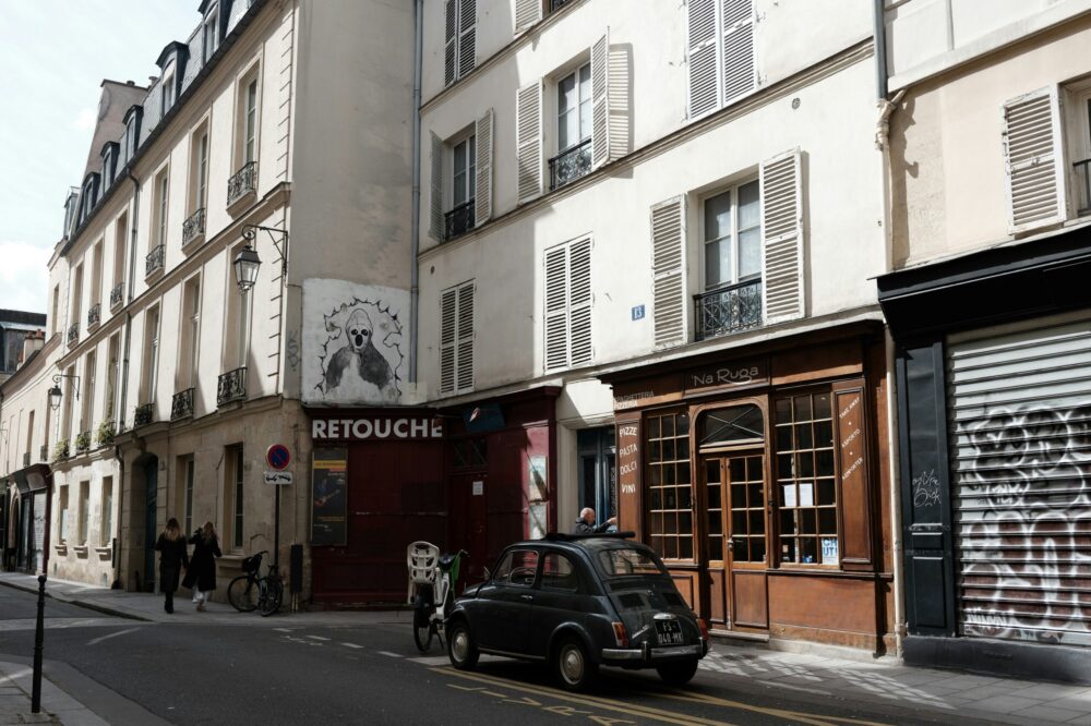 What are the internship opportunities for students in Paris?