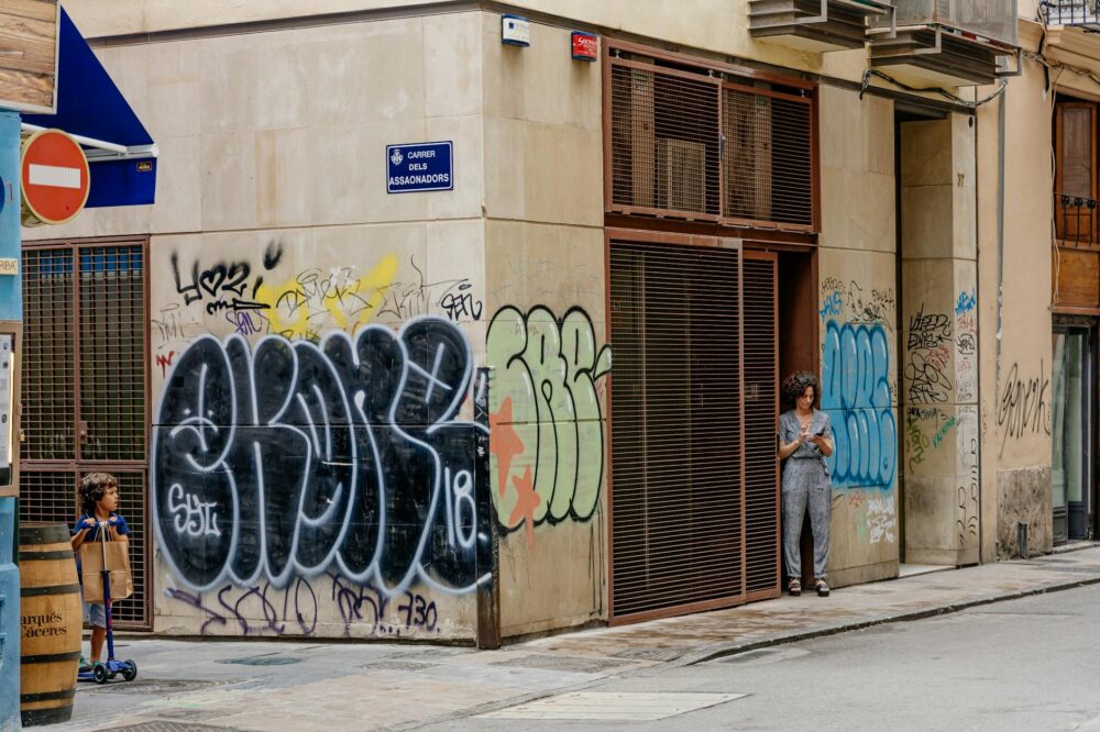 What are the language courses offered at Barcelona universities?