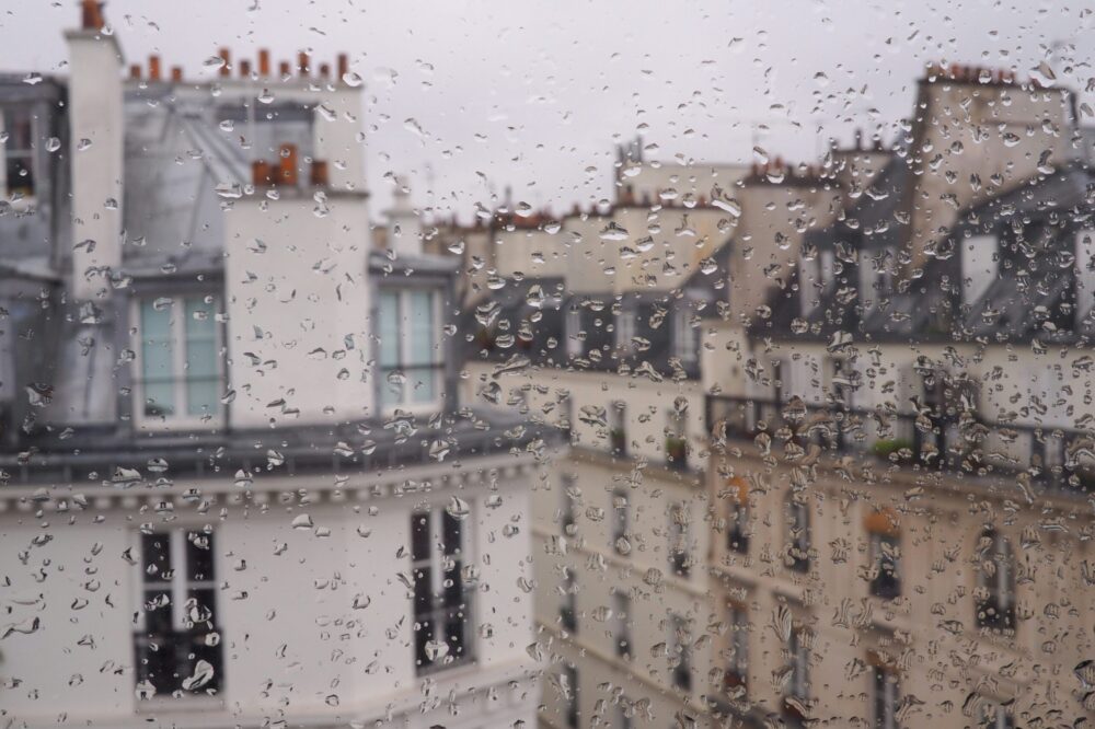What are the most romantic indoor activities in Paris when it rains?