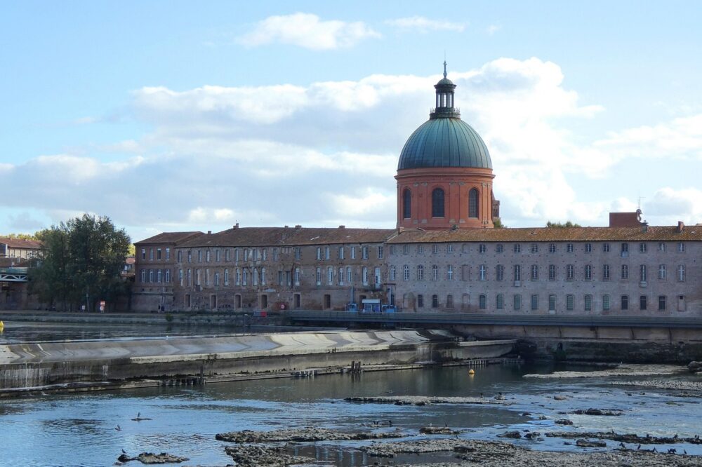 What are the must-see churches in Toulouse besides Saint-Sernin?