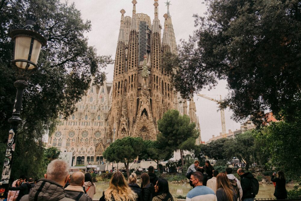What are the opening hours of major attractions in Barcelona in spring?