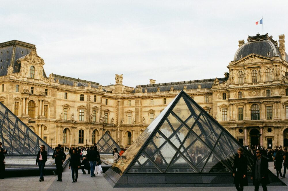 What are the opening hours of the Louvre in spring?
