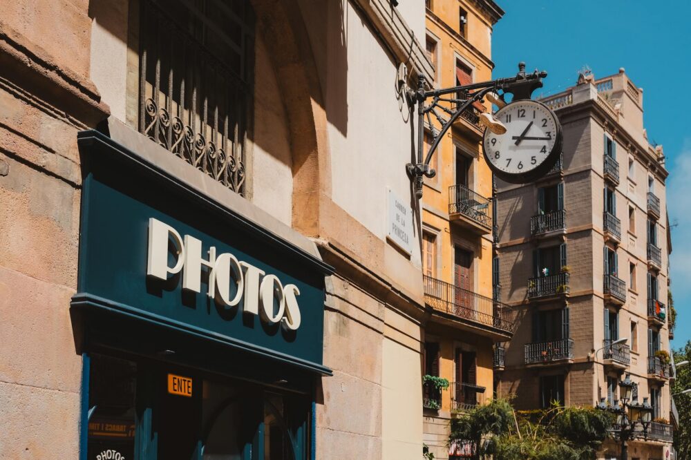 What are the requirements for a student apartment in Barcelona?