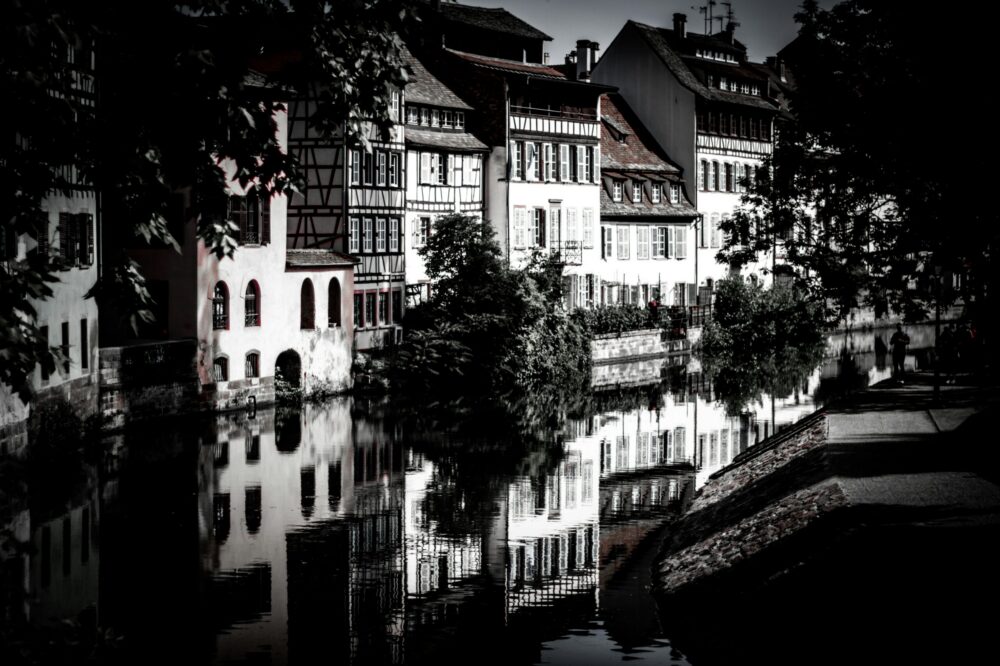 What are the research opportunities at Strasbourg University?