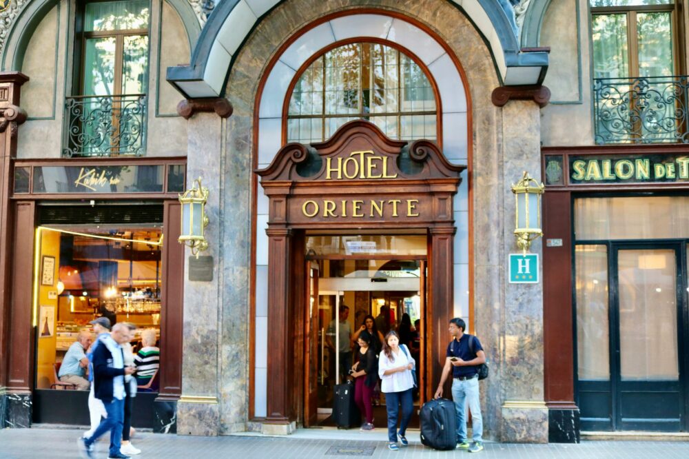 What are the student accommodation options at Universitat Autònoma de Barcelona?