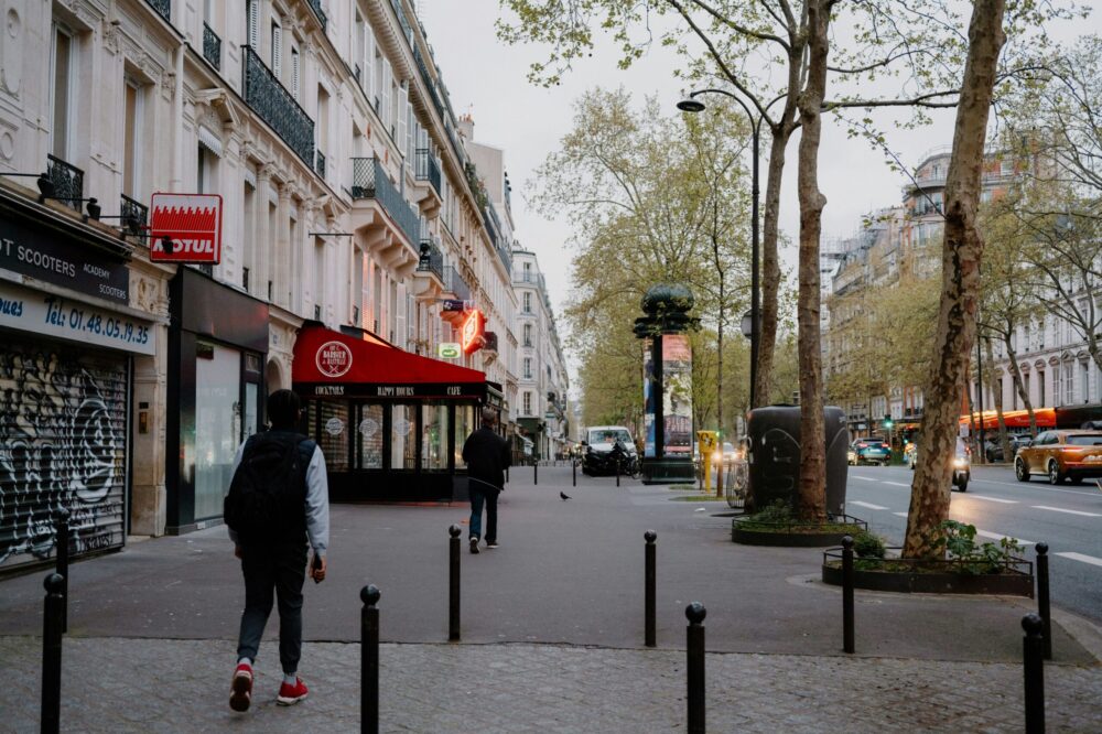 What are the student discounts available in Paris?