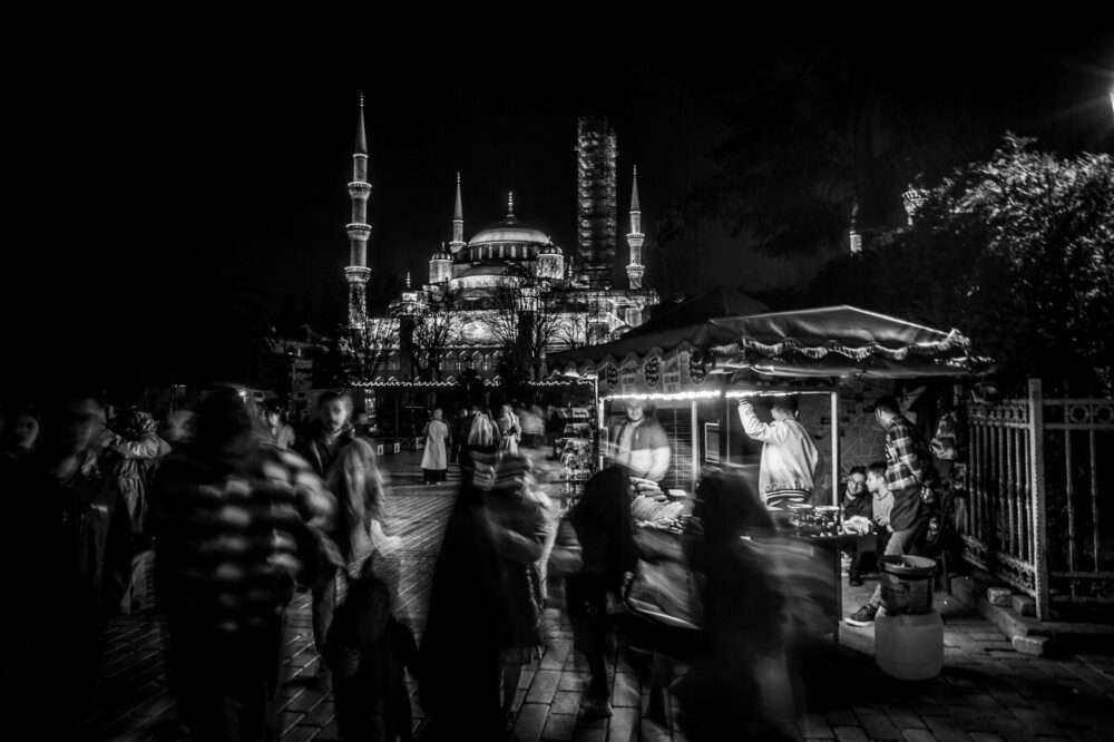 What are the top 5-star hotels in Istanbul with a library?