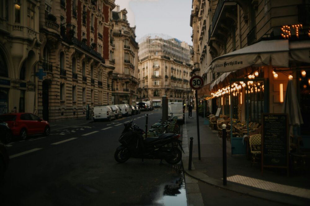 What are the top solo travel hotels in Paris with free parking?