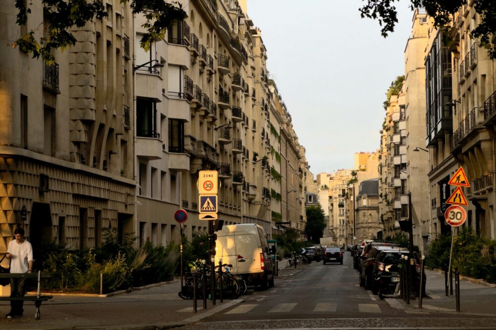 What are the top solo travel hotels in Paris with gym facilities?