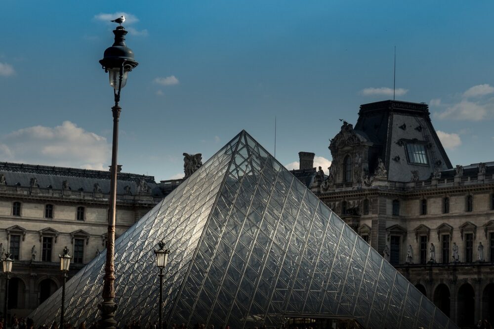 What are the top solo travel hotels in Paris with spa services?