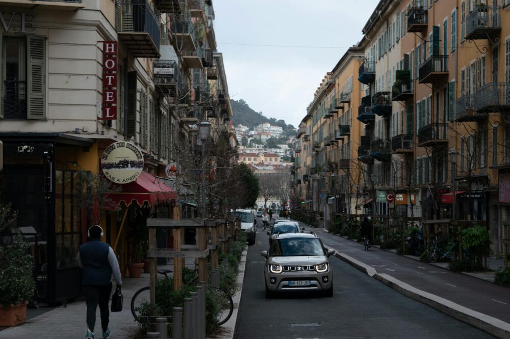 What are the volunteer opportunities in Nice for students