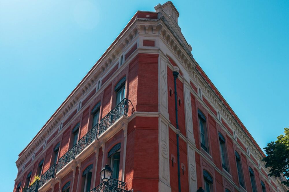 What career services are available at Toulouse universities?