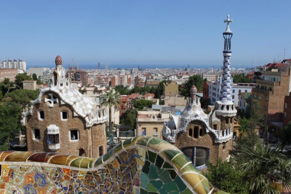 What free walking tours focus on Gaudí in Barcelona in 2026?