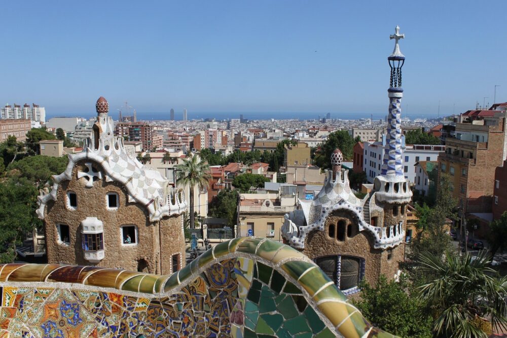 What free walking tours focus on Gaudí in Barcelona in 2026?
