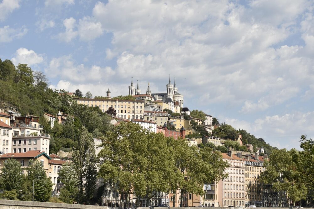 What funding is available for PhD students in Lyon?