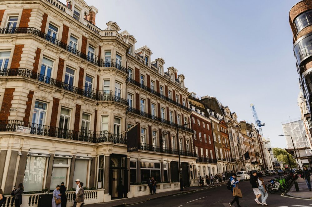What hotels in London have in-room safes for solo security?