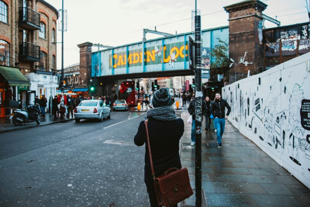 What is the average starting salary for graduates from London universities?