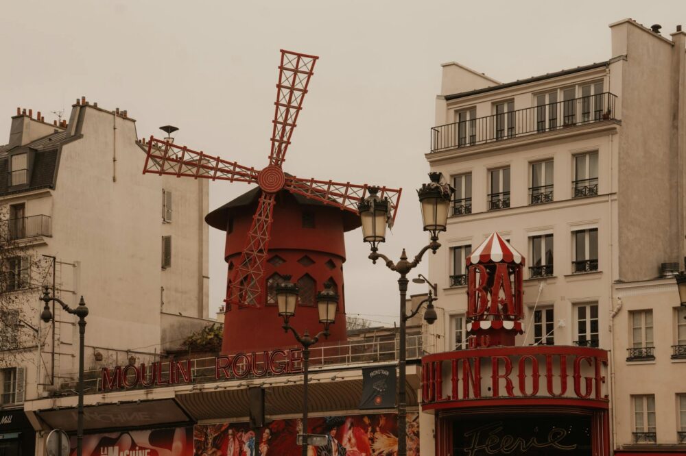 What is the average temperature in Paris in April?
