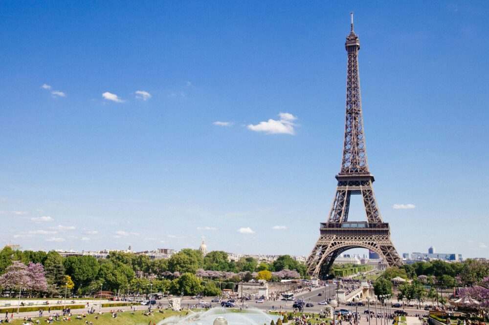 What is the average temperature in Paris in March?