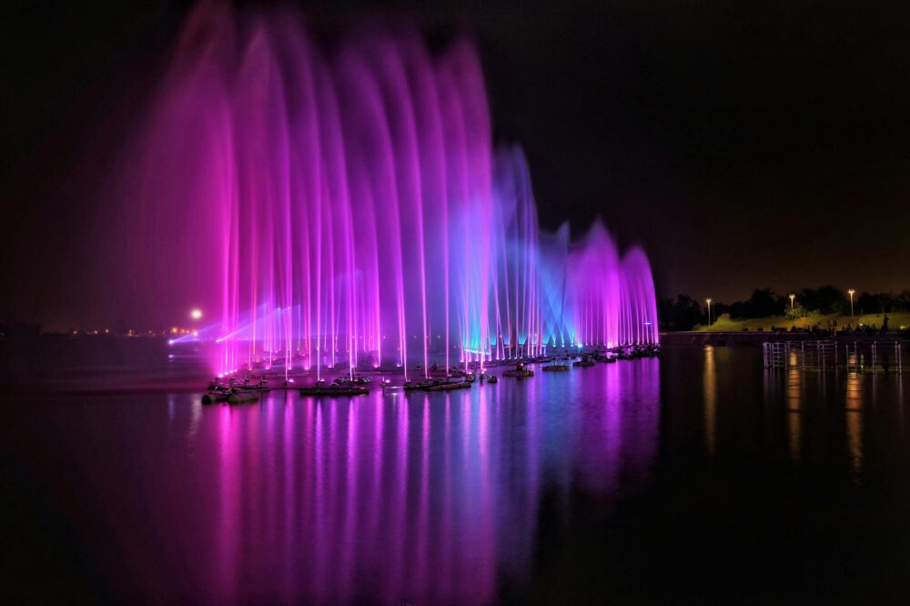 What is the best time to visit the Magic Fountain in spring?