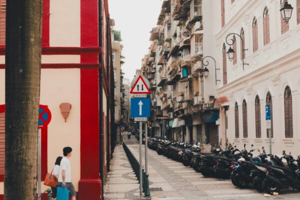 What is the best way to get from Nice to Cannes?