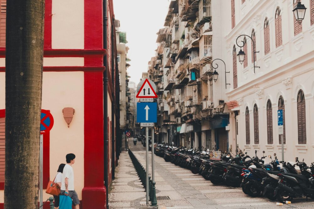 What is the best way to get from Nice to Cannes?