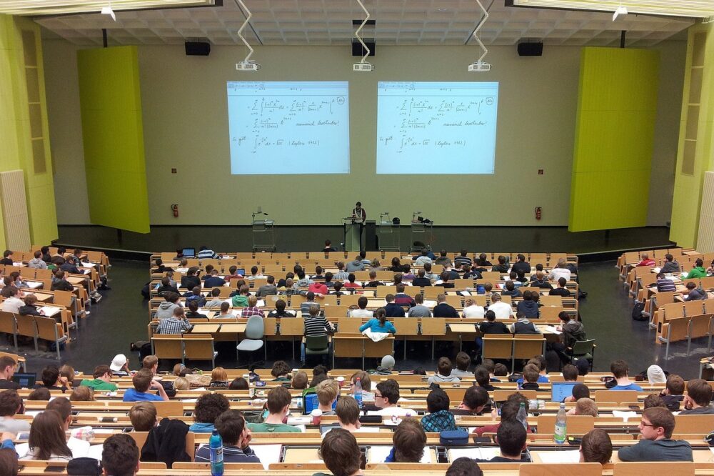 What is the campus life like at the University of Roehampton?