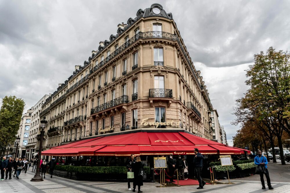 What is the cheapest area to stay in Paris for tourists?