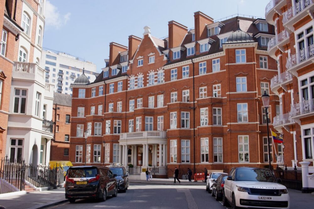 What is the difference between a college and a university in London?