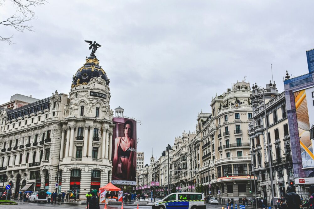What is the dress code for Madrid nightlife?