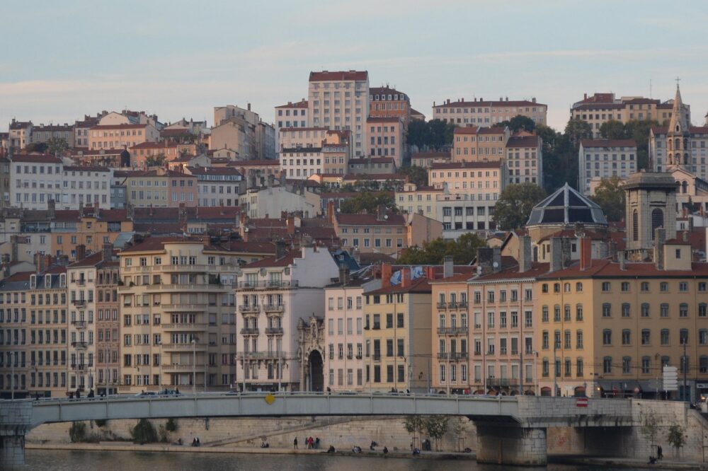What is the student pass for TCL in Lyon?